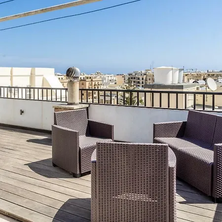 Budget Friendly With Private Roof Apartment *