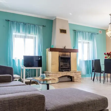 Apartment Budget Friendly With Private Roof *