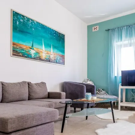 Apartment Budget Friendly With Private Roof