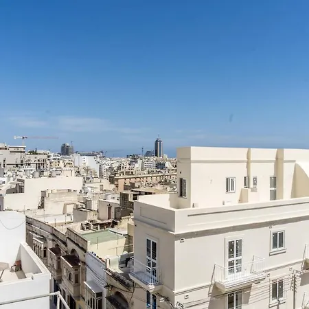 Budget Friendly With Private Roof *